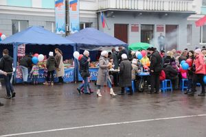 Митинг и праздничные гуляния в Великих Луках (ФОТО)