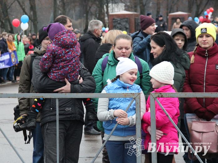 Митинг и праздничные гуляния в Великих Луках (ФОТО)