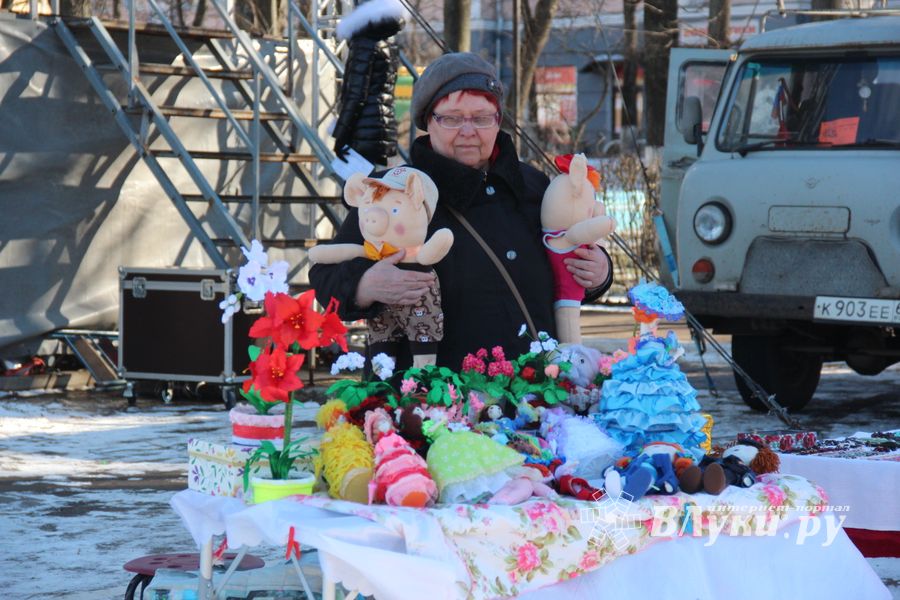 В Великих Луках широко отметили Масленицу (ФОТО)