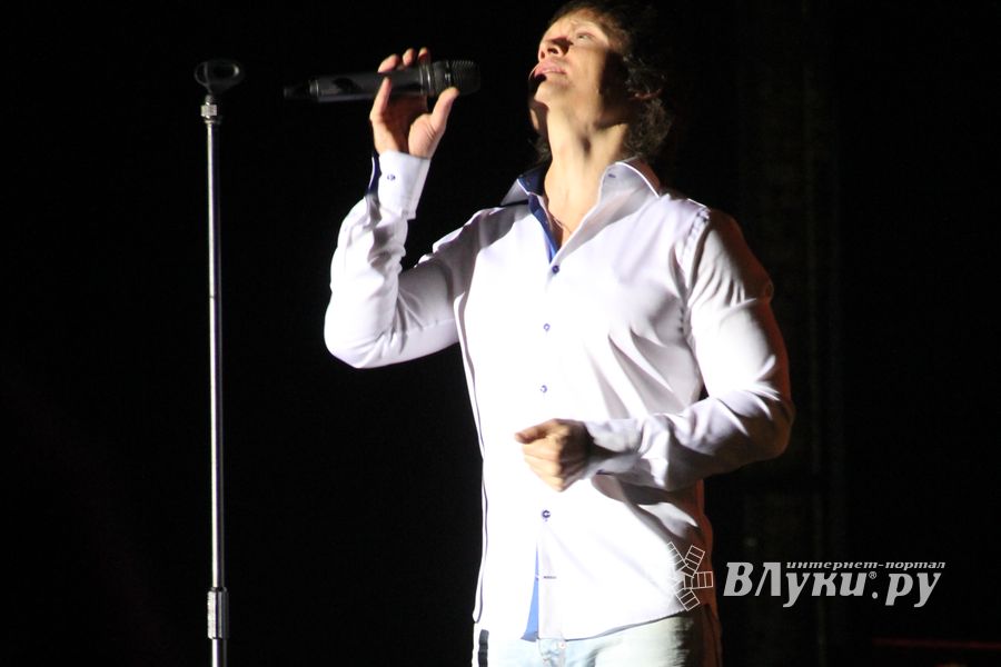 В Великих Луках состоялся концерт Артура (фото)