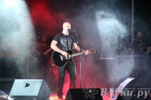 В Великих Луках состоялся концерт Дениса Майданова