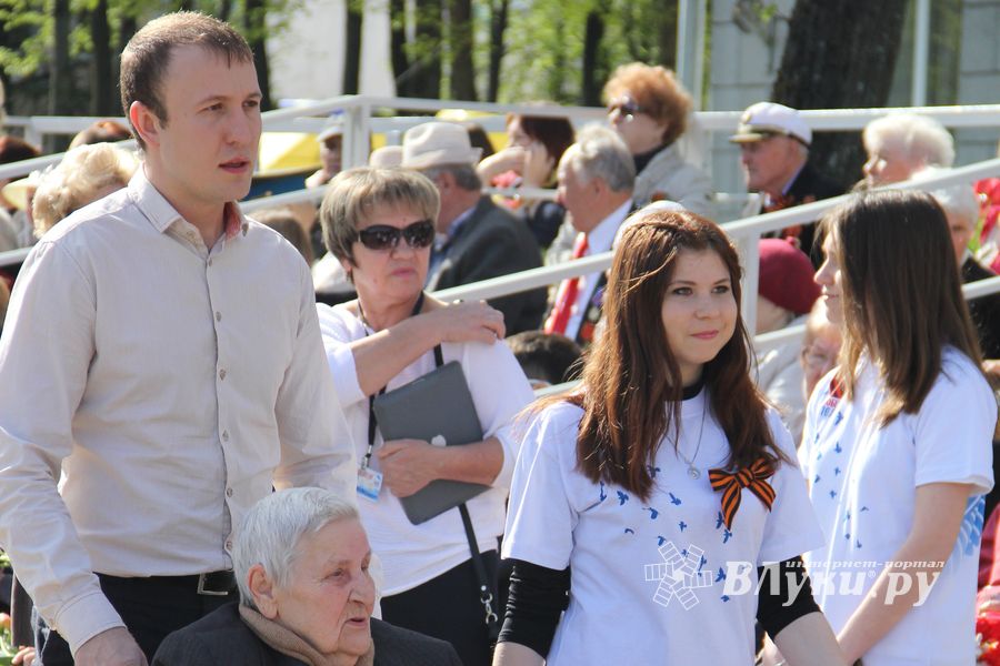 Парад Победы в Великих Луках (фото)
