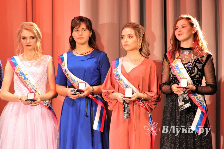 Великолукским выпускникам вручили медали «За особые успехи в учении» (ФОТО)