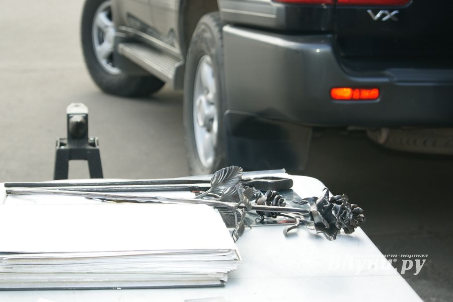 Псковский кузнечный двор на празднике Дня флага РФ в Великих Луках