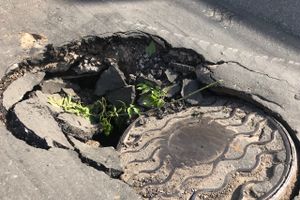 На проспекте Октябрьском провалился асфальт (ФОТО)