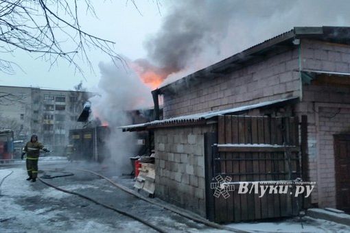 В Великих Луках сгорел автосервис (фото)