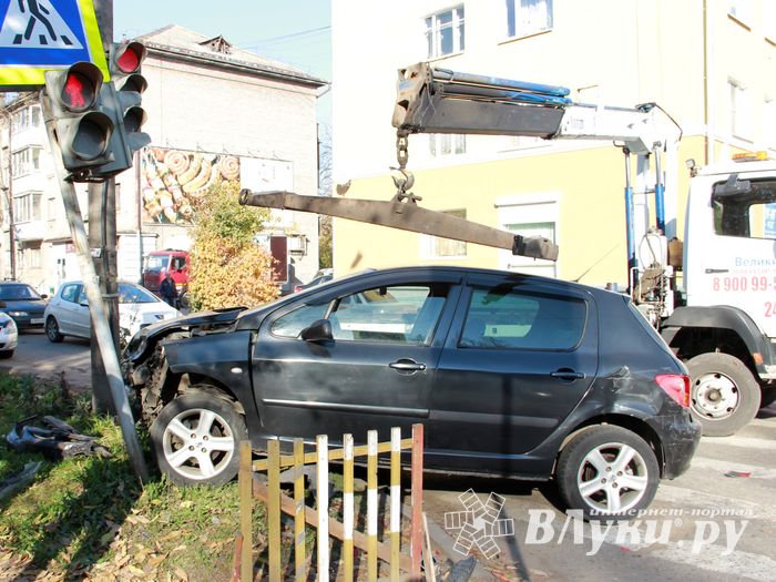 ДТП на перекрёстке Великих Лук: Peugeot увёз эвакуатор (ФОТО)
