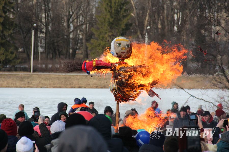 В Великих Луках широко отметили Масленицу (ФОТО)