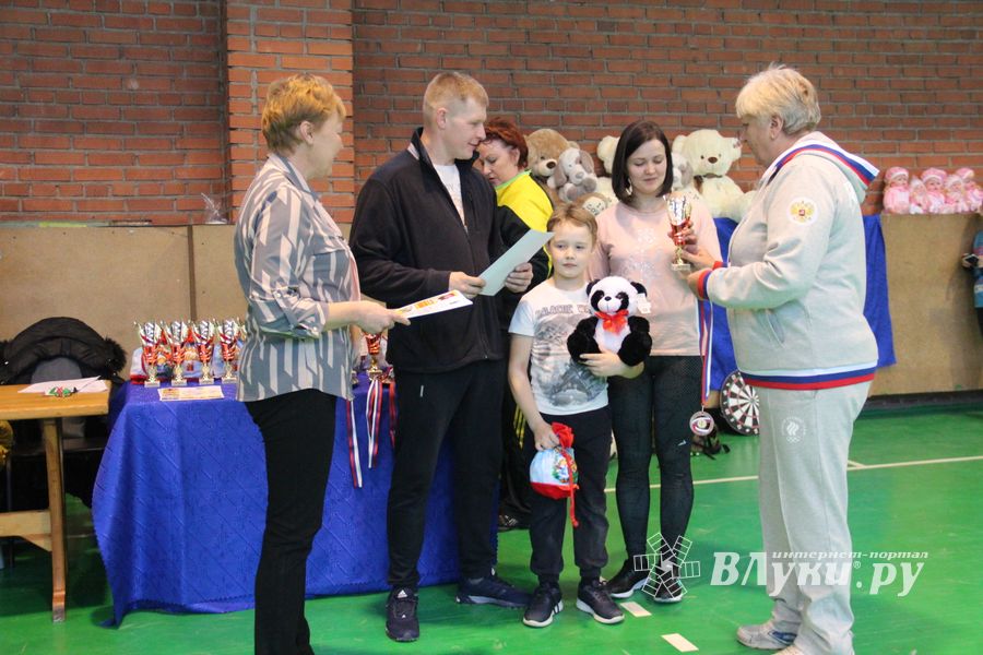 В Великих Луках прошли областные соревнования «Папа, мама, я - спортивная семья» (ФОТО)