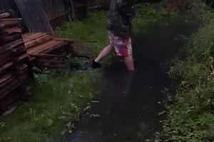 Великолучане жалуются на потопы во дворах (ФОТО)