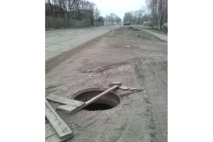 Великолучане просят губернатора помочь закрыть люки (ФОТО)