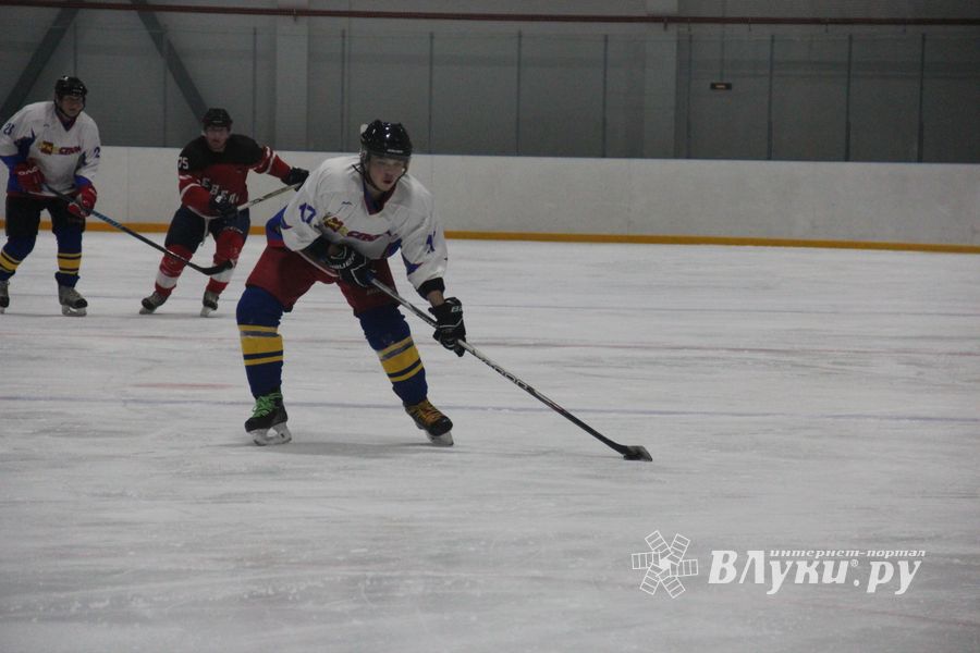 Две великолукские команды хоккеистов одержали победы в домашних матчах (ФОТО)
