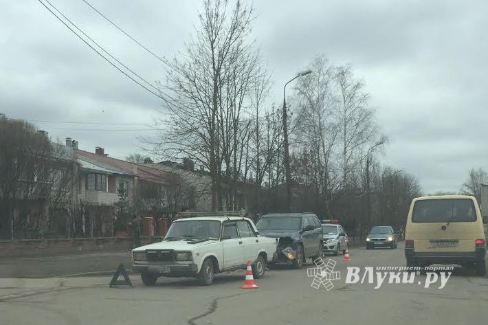 В Великих Луках столкнулись ВАЗ и Джип (фото)