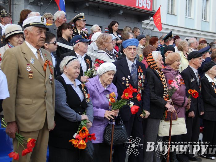 Парад Победы в Великих Луках (фото)