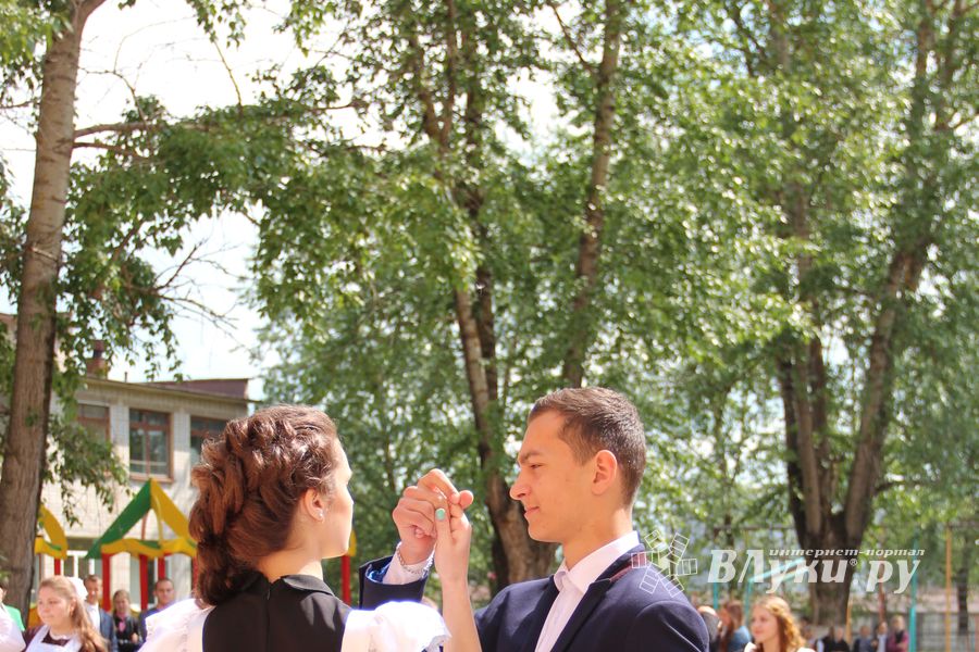 В Великих Луках прозвенели «последние» звонки (ФОТО)