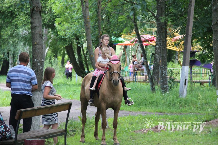 В городском парке Великих Лук прошёл День мороженого