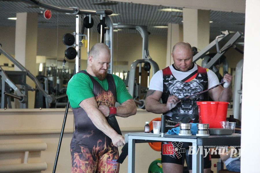 В Великих Луках состоялись Чемпионат и Первенство Псковской области по жиму штанги лежа (ФОТО)