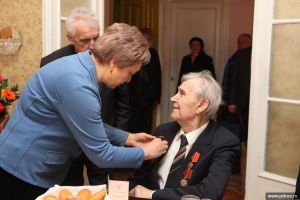 Вера Емельянова поздравила с 90-летием ветерана Великой Отечественной Алексея Рыбакова (фото)