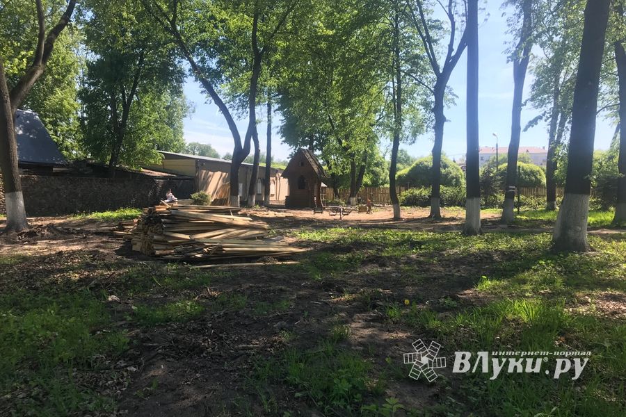 Очередной этап реконструкции парка в Великих Луках (ФОТО)