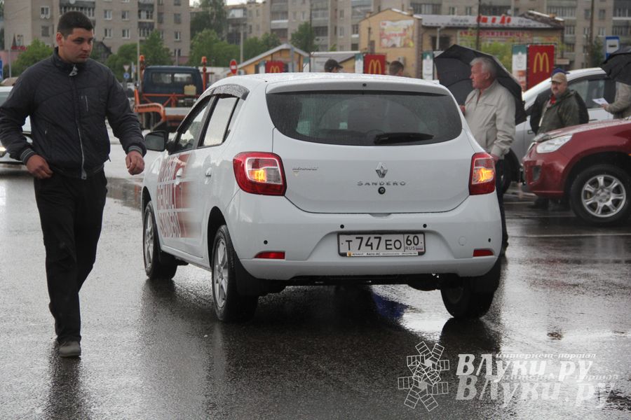 В Великих Луках прошла «Весенняя автоярмарка Великие Луки — 2015» (фото)