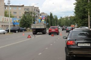 Легковушка и КамАЗ столкнулись в Великих Луках (ФОТО)