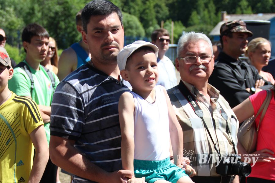 В Великих Луках состояли соревнования по подтягиванию на турнике (фото)