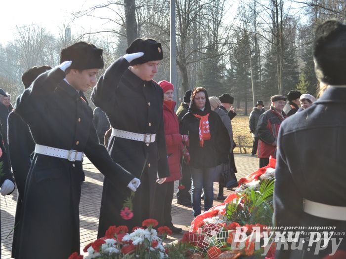 День защитника отечества в Великих Луках отметили памятным митингом и салютом