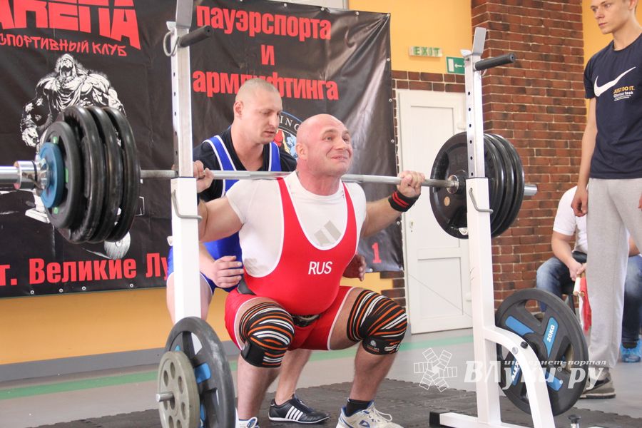 В Великих Луках прошел открытый городской турнир по пауэрлифтингу (фото)