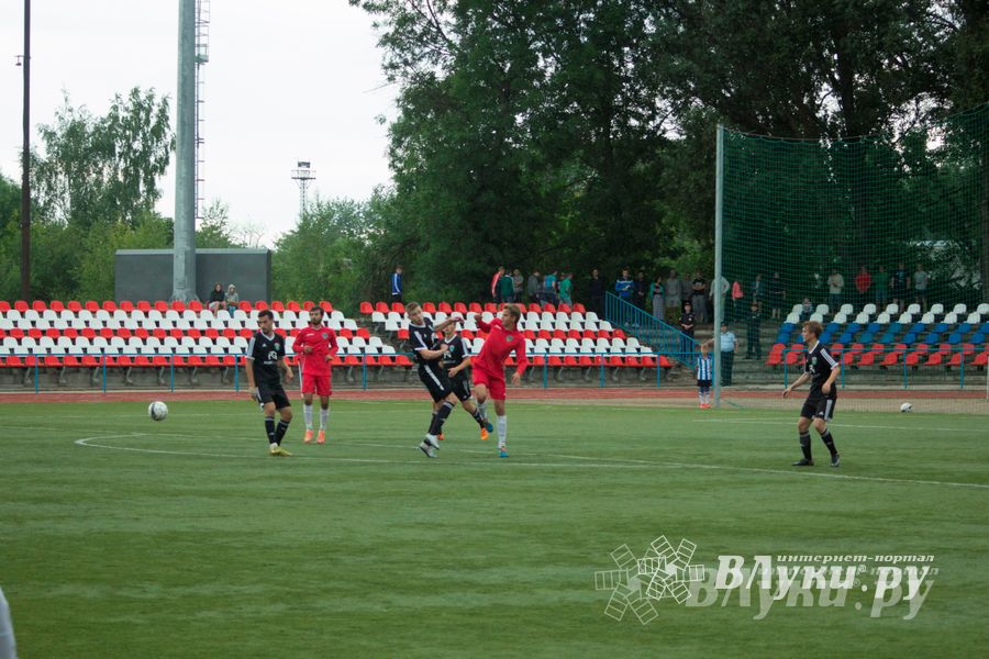 Матчи по футболу в рамках Первенства России проходят в Великих Луках (фото)