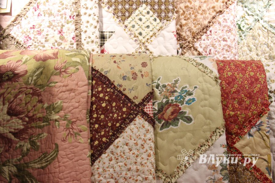 Кот Барон приготовил подарки для женщин