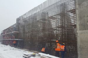 В Великих Луках продолжается строительство автодорожного путепровода с применением технологии зимнего бетонирования (ФОТО)
