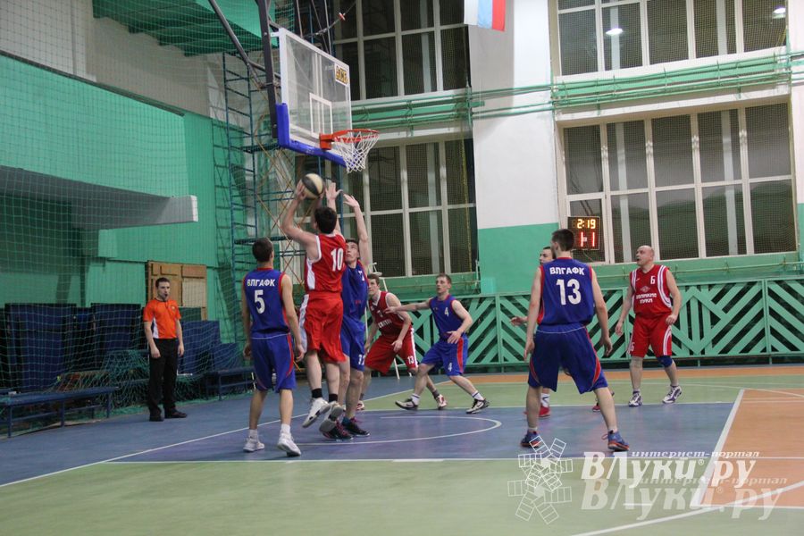 В Великих Луках проходит Открытый Чемпионат г. Великие Луки по баскетболу (фото)