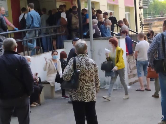 У городской поликлиники – огромная очередь (ФОТО)
