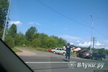 В Псковской области столкнулись три автомобиля - иномарка «запрыгнула» на капот Жигулей