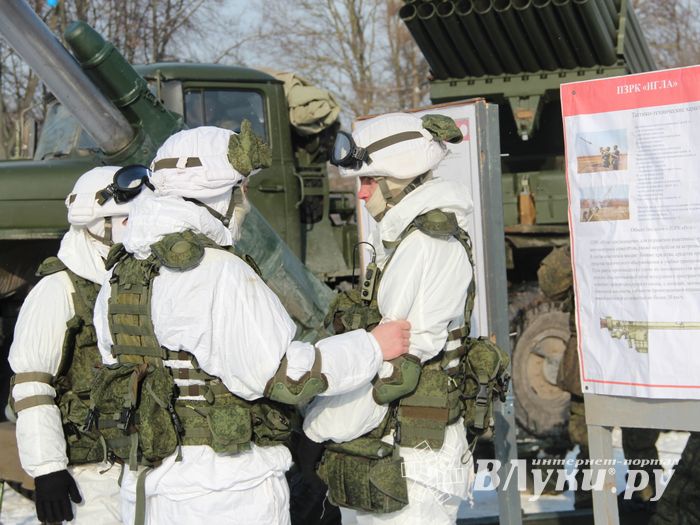 Великолучанам показывают армейскую технику и кормят кашей (6+) (ФОТО)