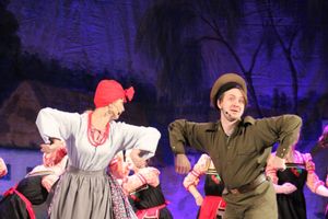 Кони стоят пьяные, хлопцы запряженные — в ГДК Ленина сыграли «Свадьбу в Малиновке» (ФОТО)