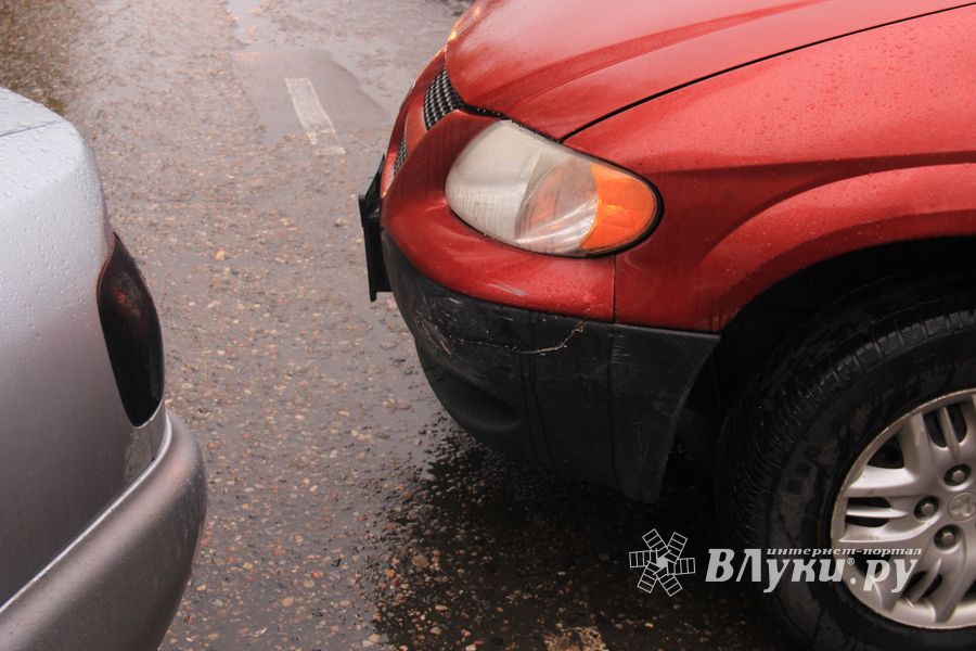 В Великих Луках белорусский Додж поцарапал местную Ауди (ФОТО)