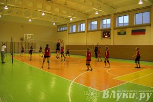 В Великих Луках проходит турнир по волейболу среди женских команд (фото)