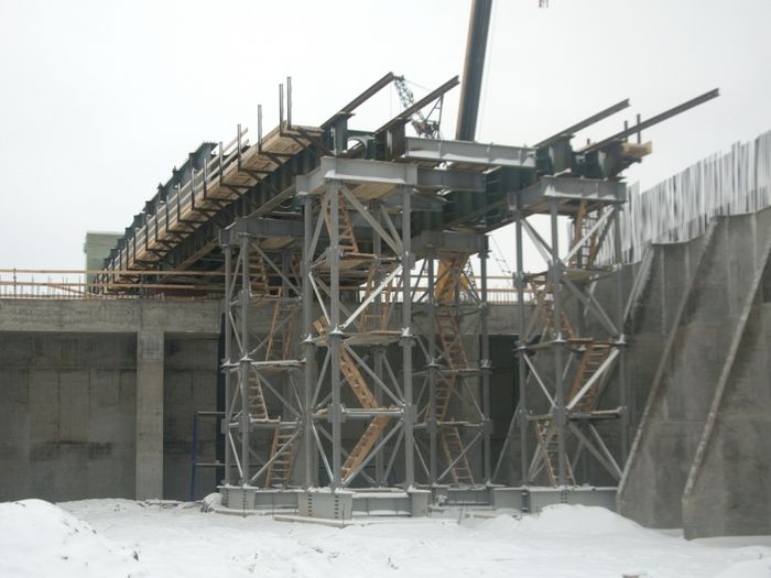 В Великих Луках продолжается сборка металлоконструкций пролетного строения путепровода (ФОТО)