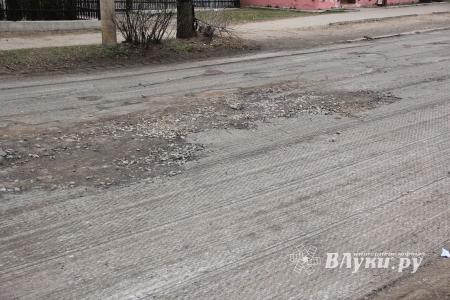 В Великих Луках загодя фрезеруют дороги (ФОТО)