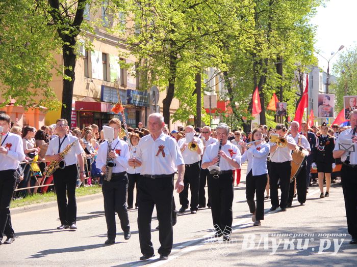 По центральному проспекту Великих Лук прошёл  «Бессмертный полк» (0+) (ФОТО)