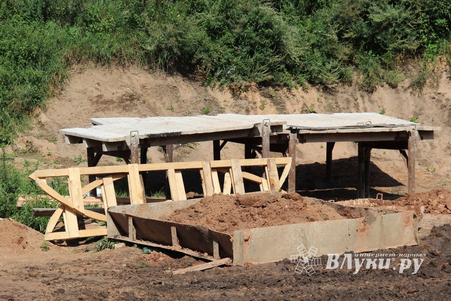 Совсем скоро великолучане смогут гулять по деревянным дорожкам Крепости (ФОТО)