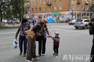 В Великих Луках прошла патриотическая акция, посвященная Дню флага России