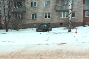 В Великих Луках водитель Фольксвагена врезался в дерево и выехал на тротуар (ФОТО)