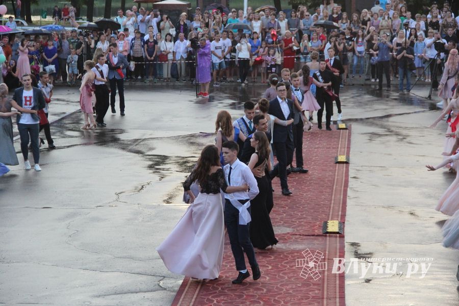Великолукской «Бригантине» пришлось поплавать под дождём (ФОТО)