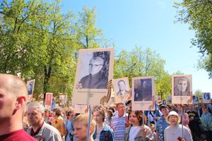 По центральному проспекту Великих Лук прошёл  «Бессмертный полк» (0+) (ФОТО)