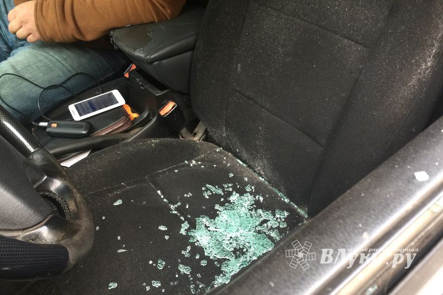 Автомобиль великолучанина попал под «обстрел» (ФОТО)