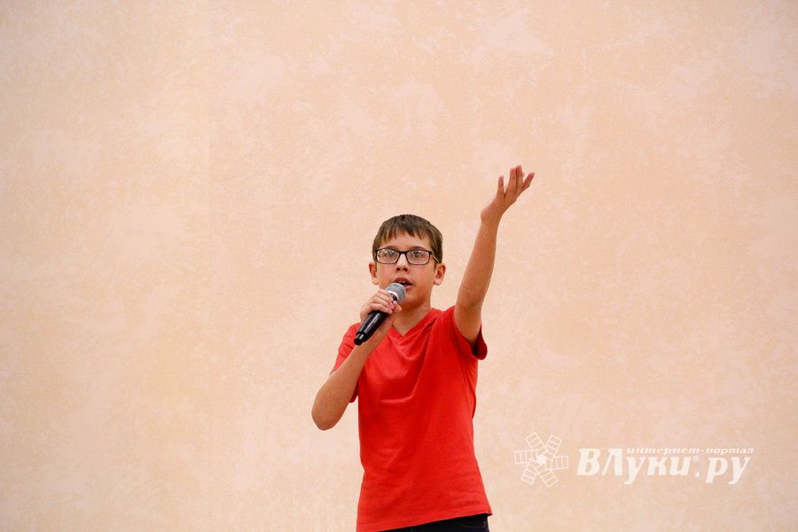 В Великих Луках поздравляют мам (ФОТО)