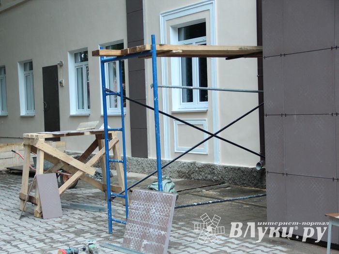 В Великих Луках ремонтируют детскую художественную школу (ФОТО)