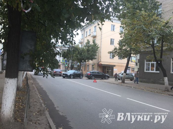 В Великих Луках столкнулись два Шевроле (ФОТО)